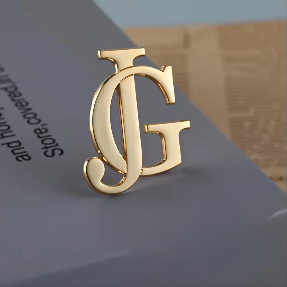 Customized brand metal badge letter brooch, fashionable and simple gift, exquisite brooch suitable for business use