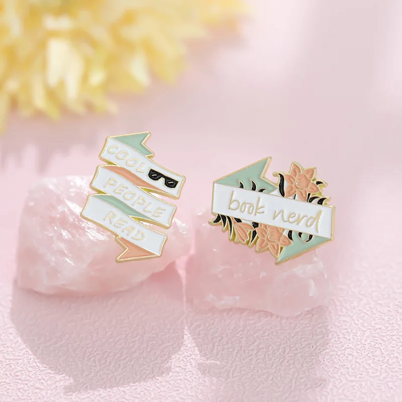 English Brooch Cartoon Magic Book Kitten Metal Badge Small Accessories Wholesale Decorative Brooches Cap Pins for Clothes Lapel