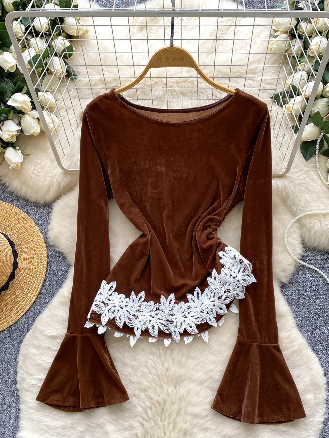 قمصان وبلوزات نسائية بنية مخملية جمالية عتيقة Y2k 2000s قميص دانتيل مرقع بأكمام طويلة ملابس خارجية لخريف 2025