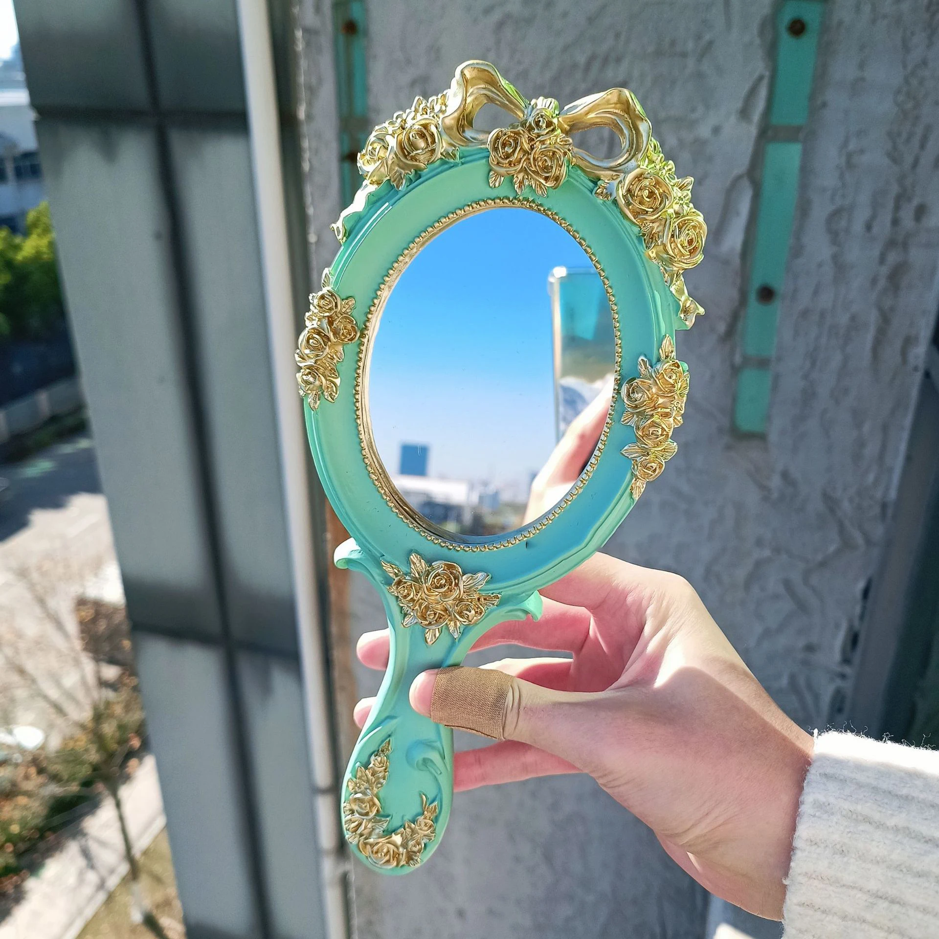 Retro Handle Mirror Holding Hand-Held Mirror Oval Hotel Taking Photos Antique Baroque Golden Resin Mirror Home Decor Makeup Tool