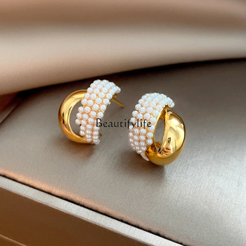 

Pearl metal arc earrings, high-end niche design earrings.