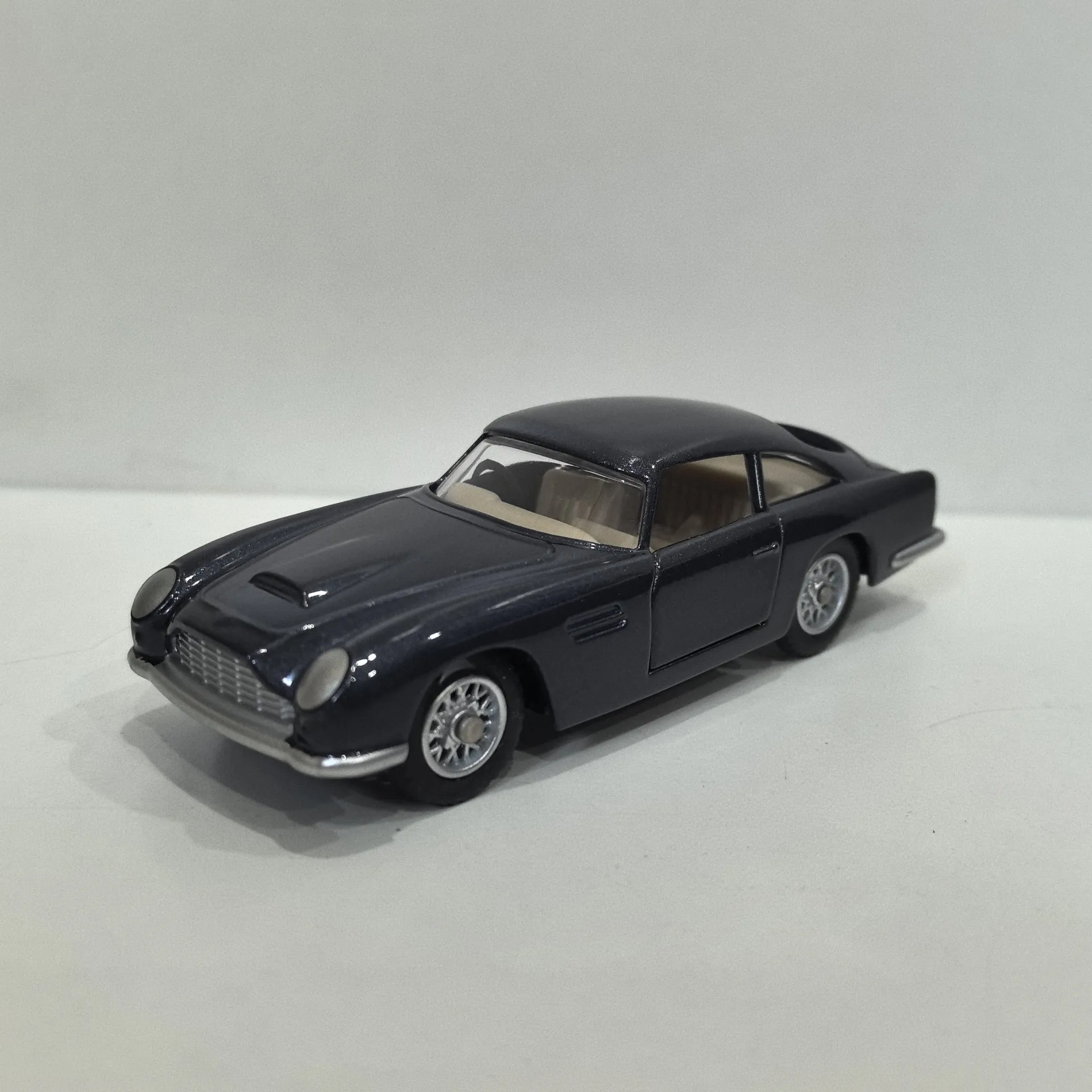 Diecast SOLIDO 1/43 Scale ASTON MARTIN VANTAGE Alloy Car Model