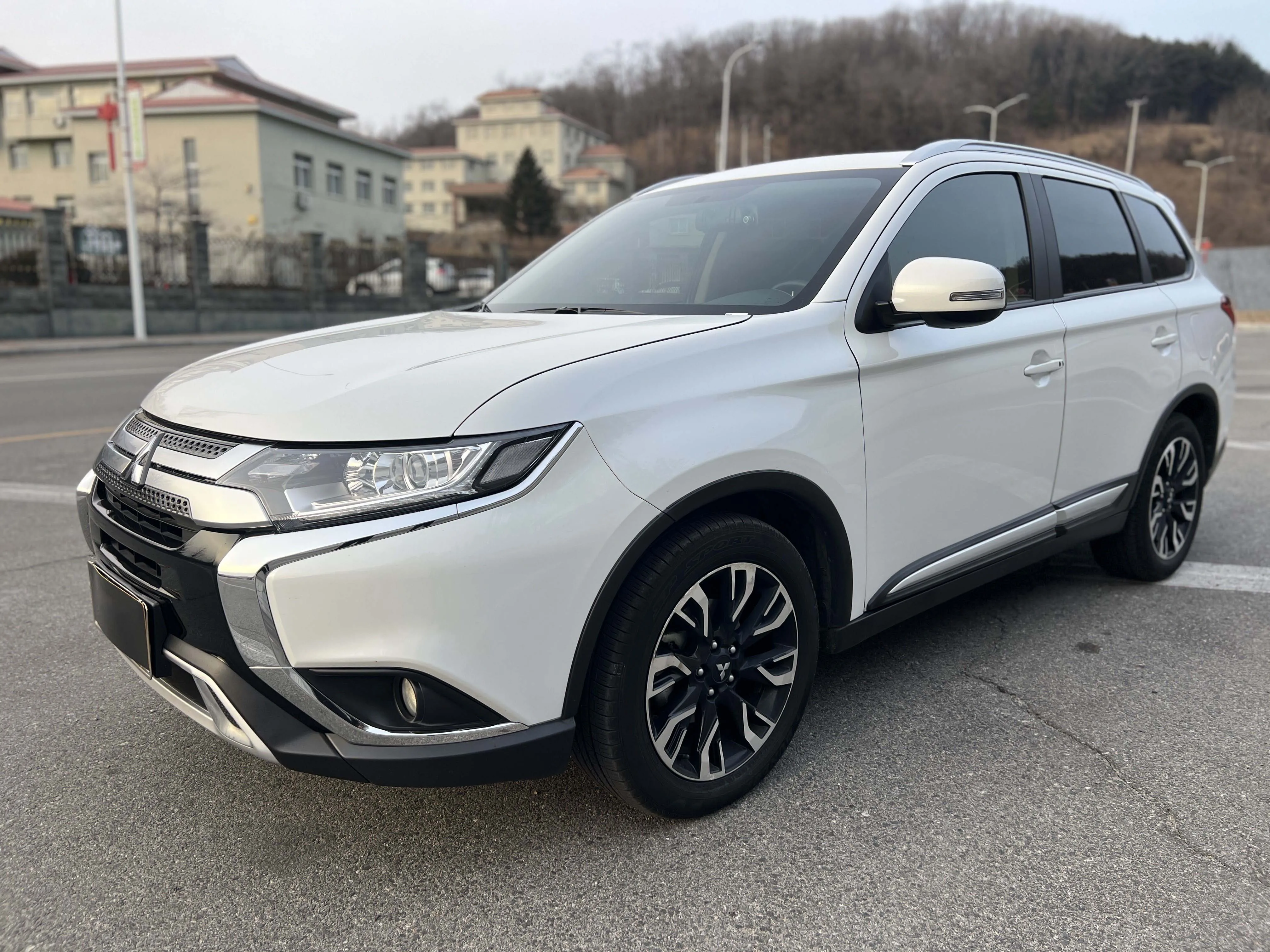 Mitsubishi Outlander transmisión manual coche híbrido 7 plazas asientos de cuero motor turboalimentado interno ligero volante a la izquierda