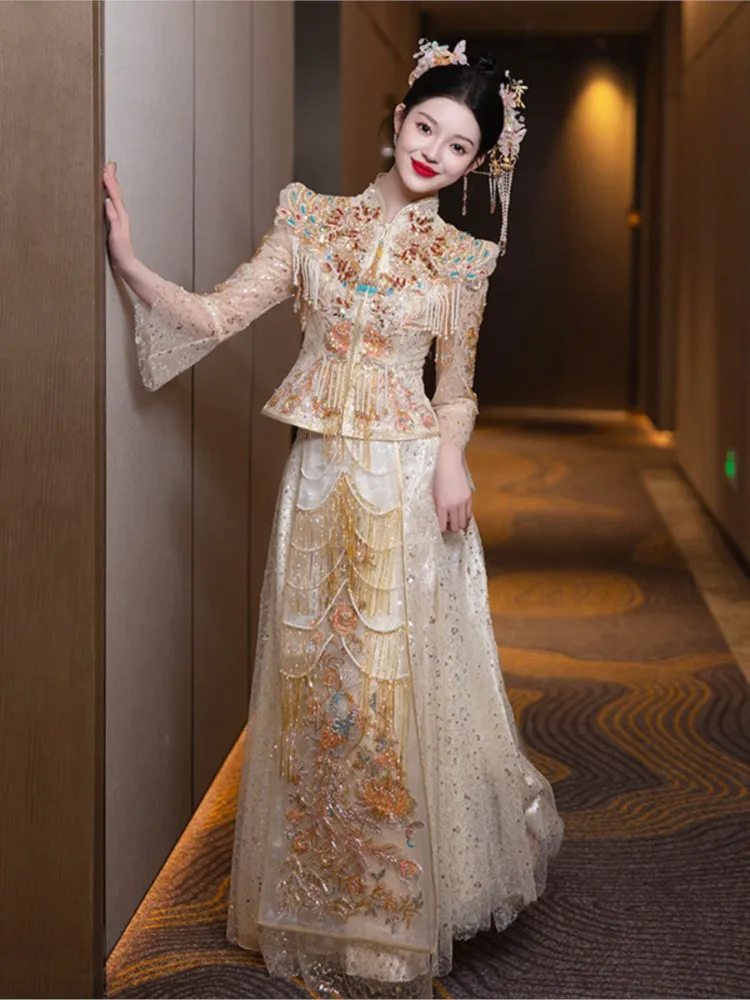 The bride's new Chinese-style wedding dress a luxurious and elaborate