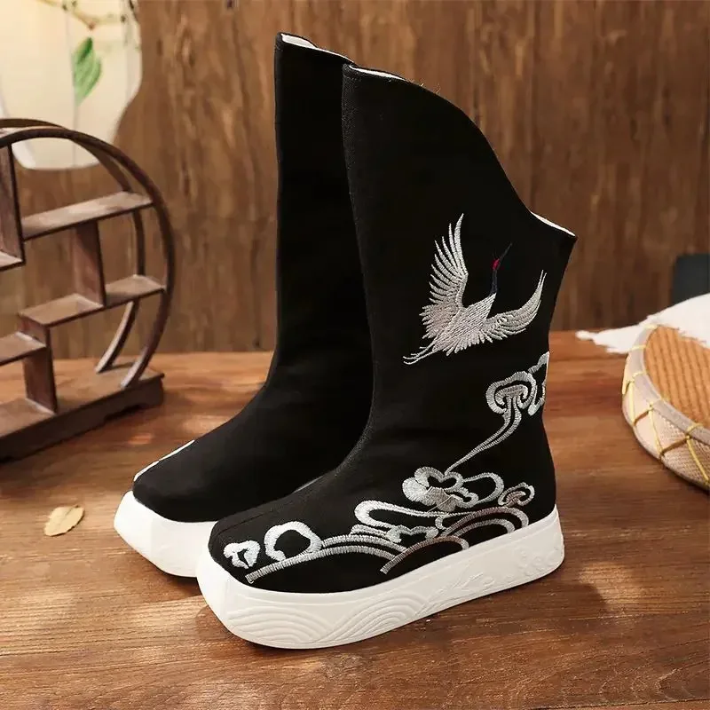 2025 Sapone cinese Hanfu Nero Bianco Tacchi piatti Stivali a punta Scarpe lunghe per donna Uomo Vintage ricamato yi;4