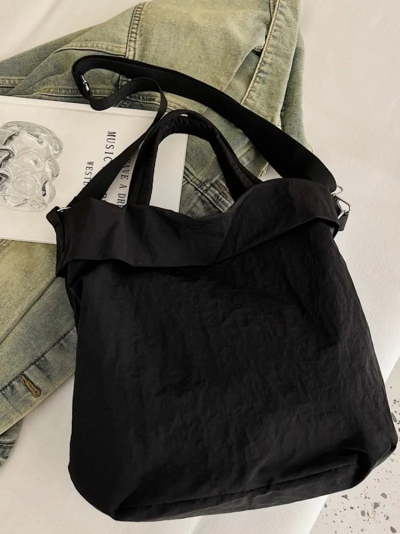 CEEKAY Mattschwarze, gekräuselte Nylon-Umhängetasche, übergroße, weiche Umhängetasche mit einfacher Überschlagöffnung, breiter, verstellbarer Stoffriemen, lässige Handtasche – Detail 37