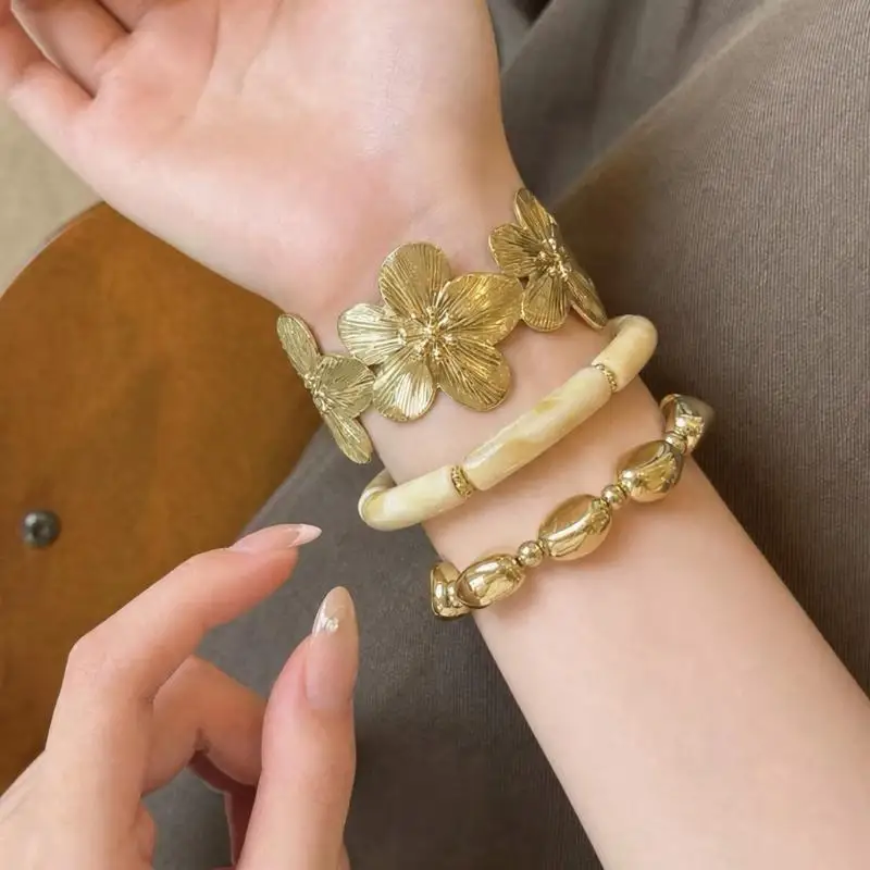 3-teiliges Set Ethnische Goldene Blüten-Harz-Armbänder für Frauen, Legierungsperlen-Design, Modischer Bohemian-Schmuck als Geburtstagsgeschenk für die Freundin – Detail 3