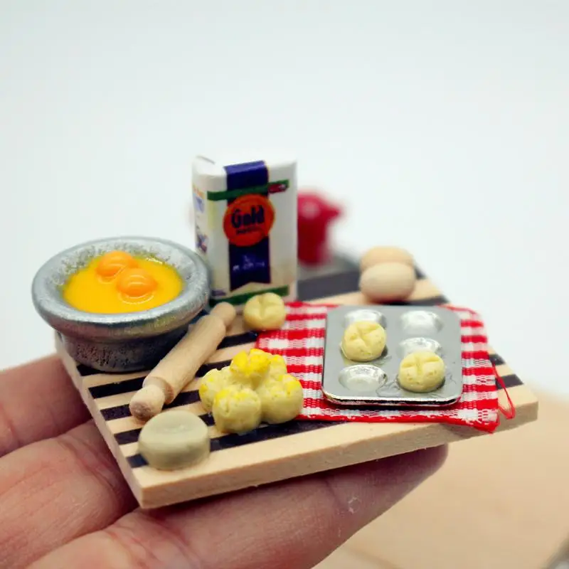 Accessorio da cucina Bambini Giochi di finzione Giocattoli Casa delle bambole Giocattolo alimentare Pasticceria Stazione Uovo Latte Pane Tagliere Modello in miniatura
