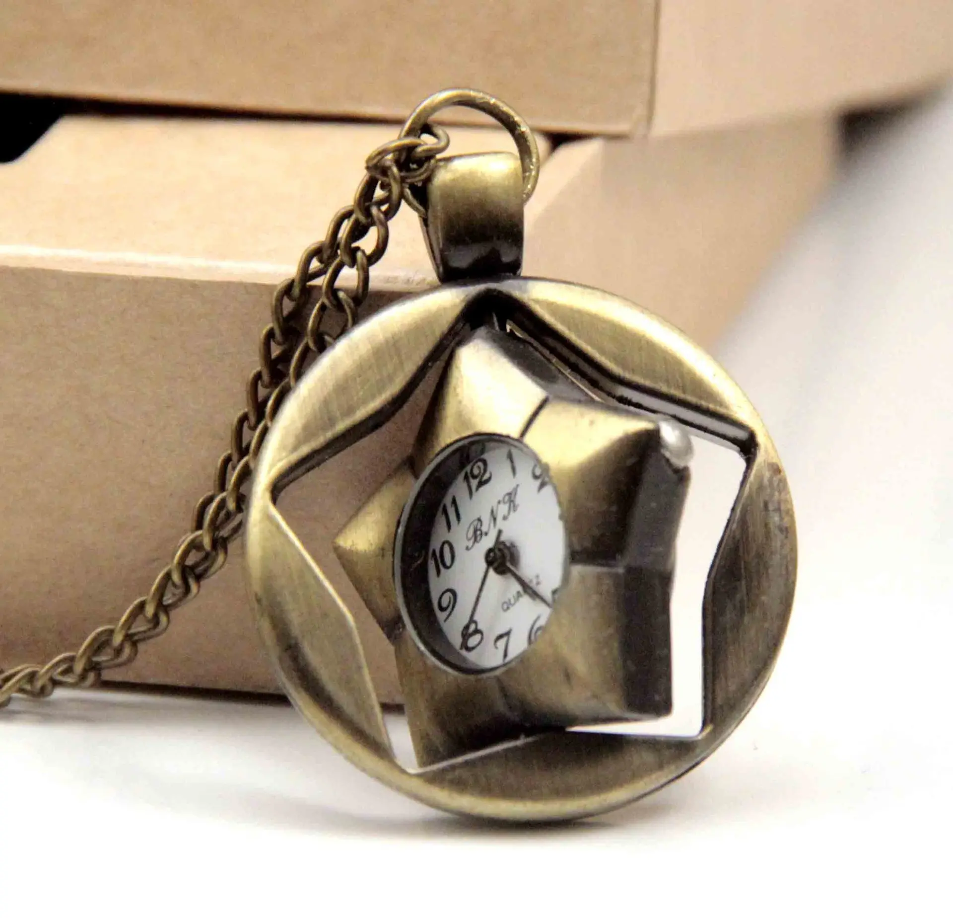 ​ 15 أنواع جديدة من الرسوم المتحركة العصرية خمر الإغاثة جوفاء فليب نمط ساعة الجيب على سلسلة قلادة قلادة هدايا عيد الميلاد