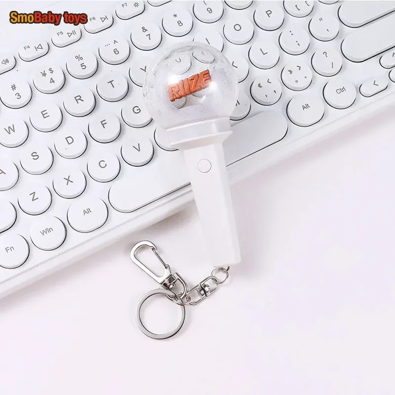 Llaveros Kpop Mini Light Stick Llaveros de luces creativas con baterías y regalos