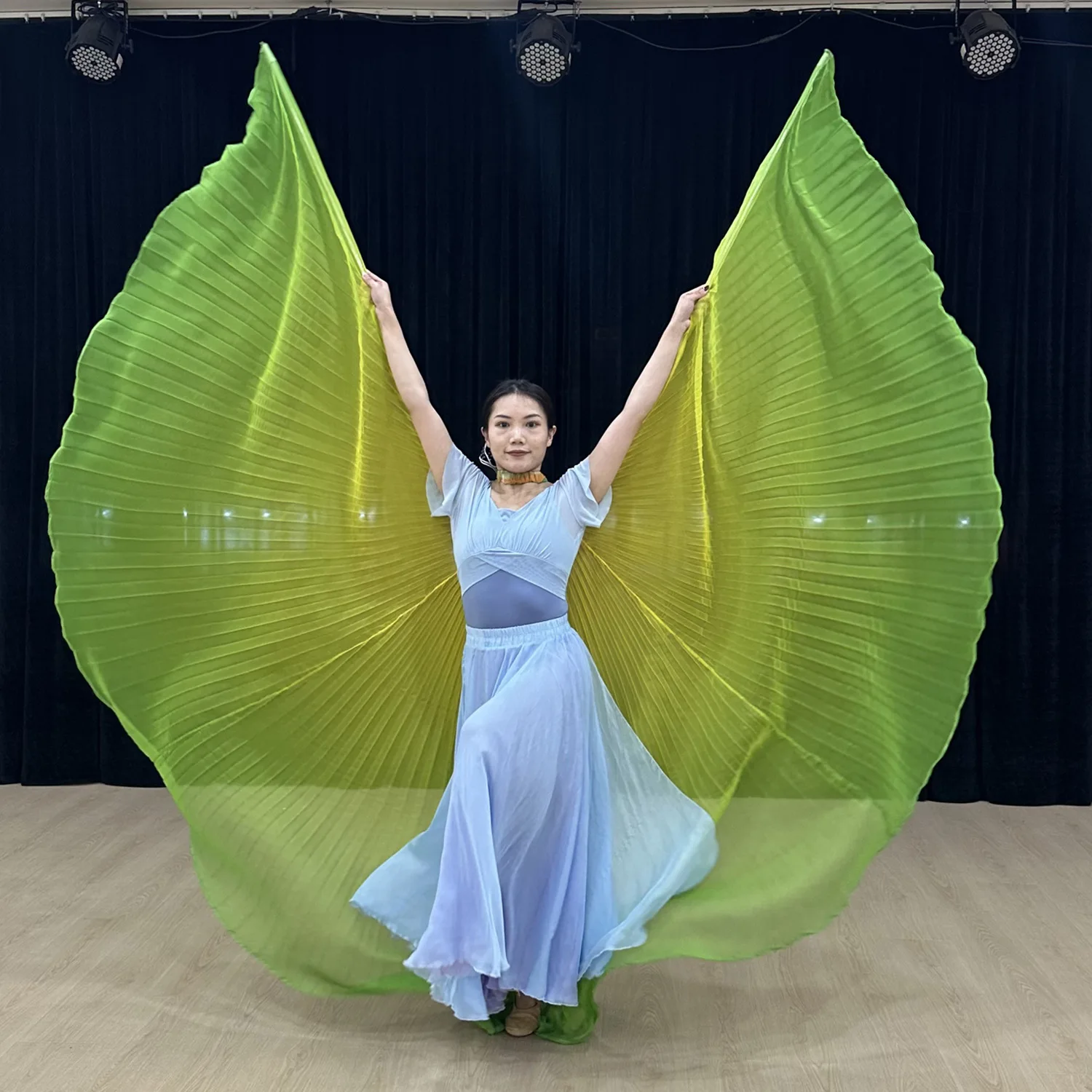 

Gradient Yellow Green Belly Dance Isis Wings Chiffon Wings Folk Ethnic Dance Stage Performance Props Women Dance Accessories