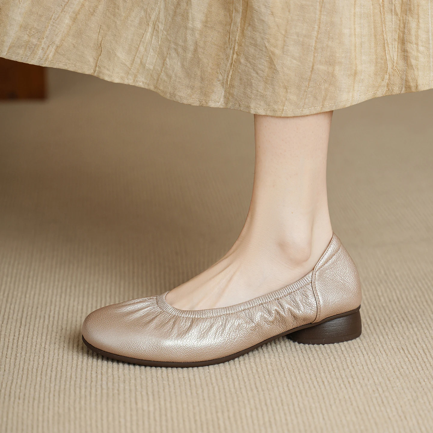 Zapatos de Mujer de Piel de Oveja Auténtica, Tipo Bailarinas con Plataforma Elástica, Color Champán Metálico, Tacón Bajo, Suaves y Cómodos, de Calzado Fácil.