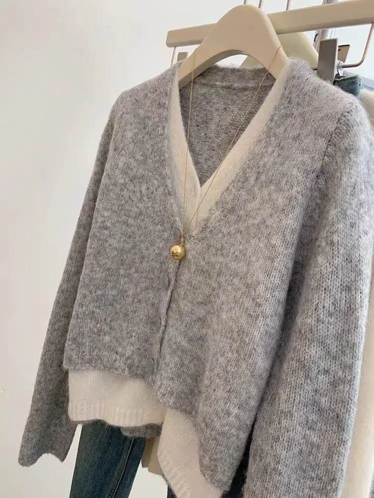 เสื้อคาร์ดิแกนผู้หญิงสไตล์เกาหลี รุ่น Zjaiss ดีไซน์หลวมแบบสองชิ้นในตัวเดียว ปี 2026 คอวี ถักนิตติ้ง สวยหรู ทันสมัย เหมาะสำหรับฤดูใบไม้ผลิและฤดูใบไม้ร่วง สีเทา สไตล์ลำลอง
