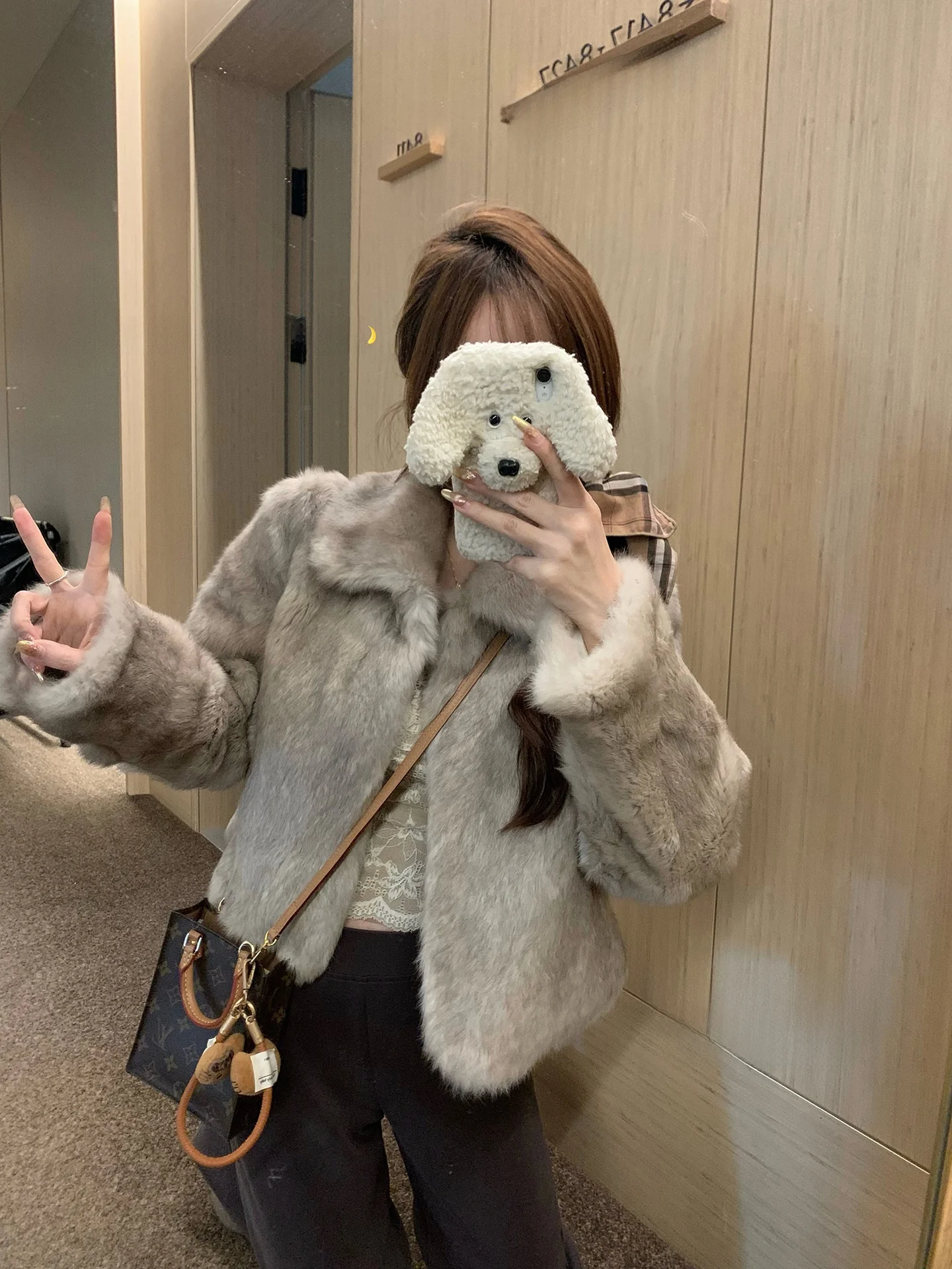 

Универсальное модное пальто из кроличьего меха с отложным воротником, с эффектом окрашивания кожи, подчеркивающим оттенки, для непогоды и снежных условий.