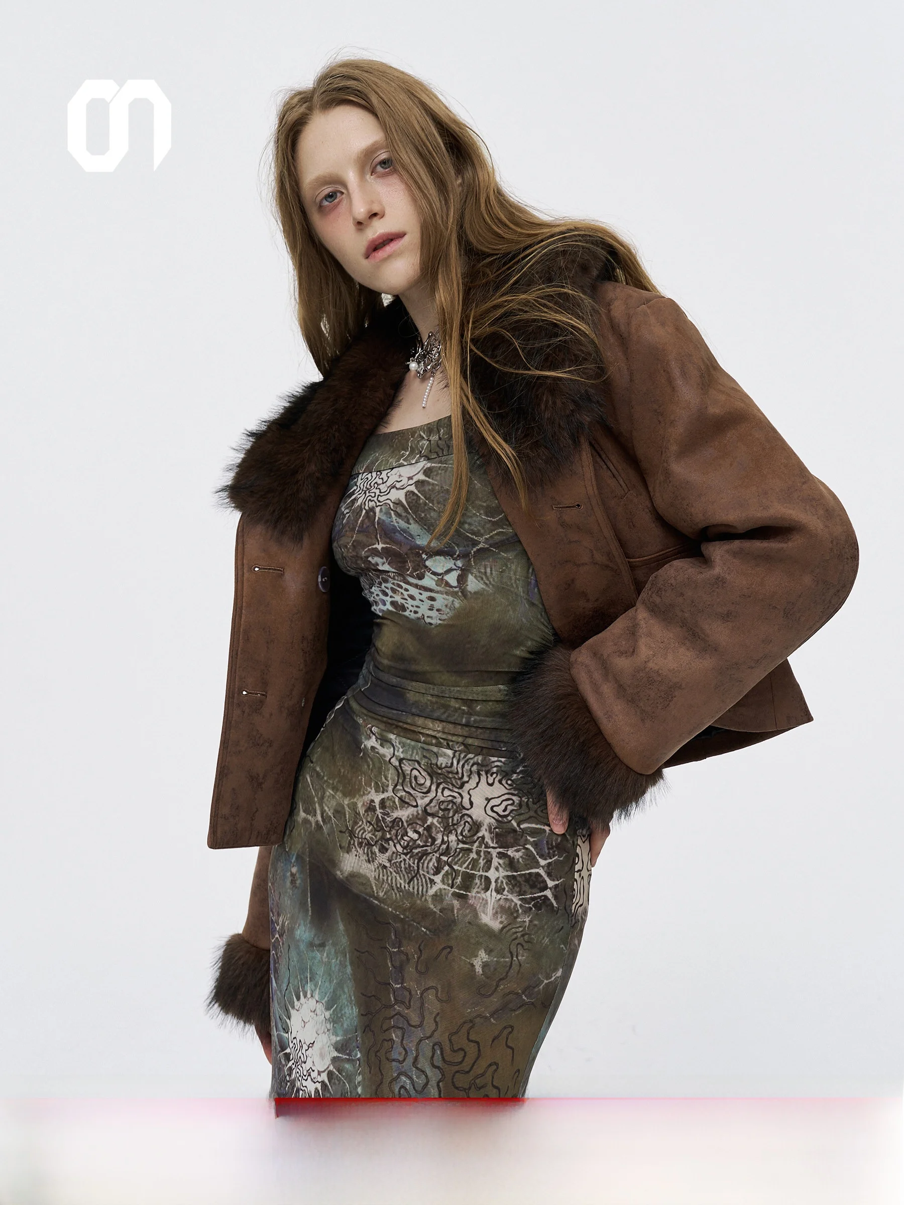 

Женское пальто Amee в стиле ретро-модерн, красно-коричневое, с золотистой отделкой, из замши, на хлопковой подкладке, осенне-зимнее, с меховым воротником, свободного кроя