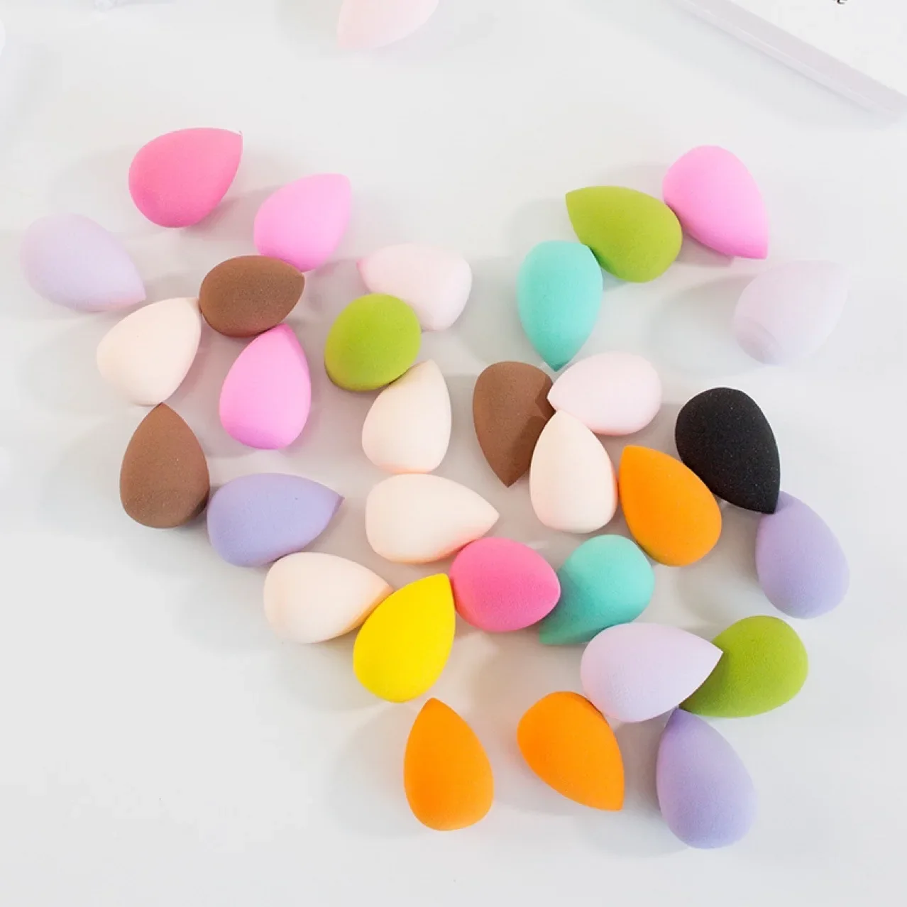 Mini œufs de maquillage aléatoires multicolores, bouffées de poudre de fond de teint doux, accessoires de beauté pour femmes, 15 pièces, 20 pièces, 30 pièces