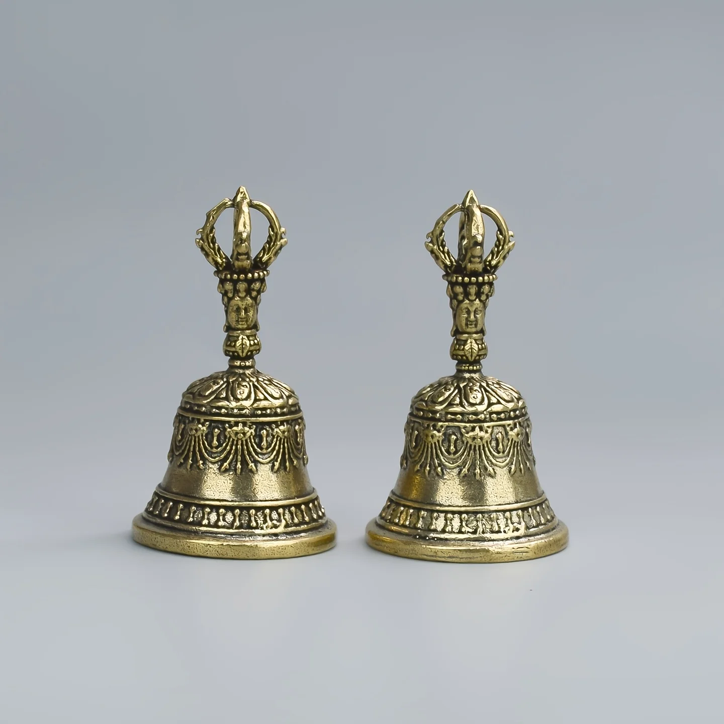 2/1 Piece Carved Brass Bell, Christmas Bell with Handle, Metal Ornament, Healing Brass Hand Bell, Brass Bell Ornament, Crisp Bell Sound, Festive Decorative Metal Bell Ornament, Suitable for Healing and Mood-Relieving Bells, Carved Antique-Style Bell Crafts, Can Be Used for Church, Weddings, Schools, Eid and Easter Traditional Celebrations, Decorative Crafts