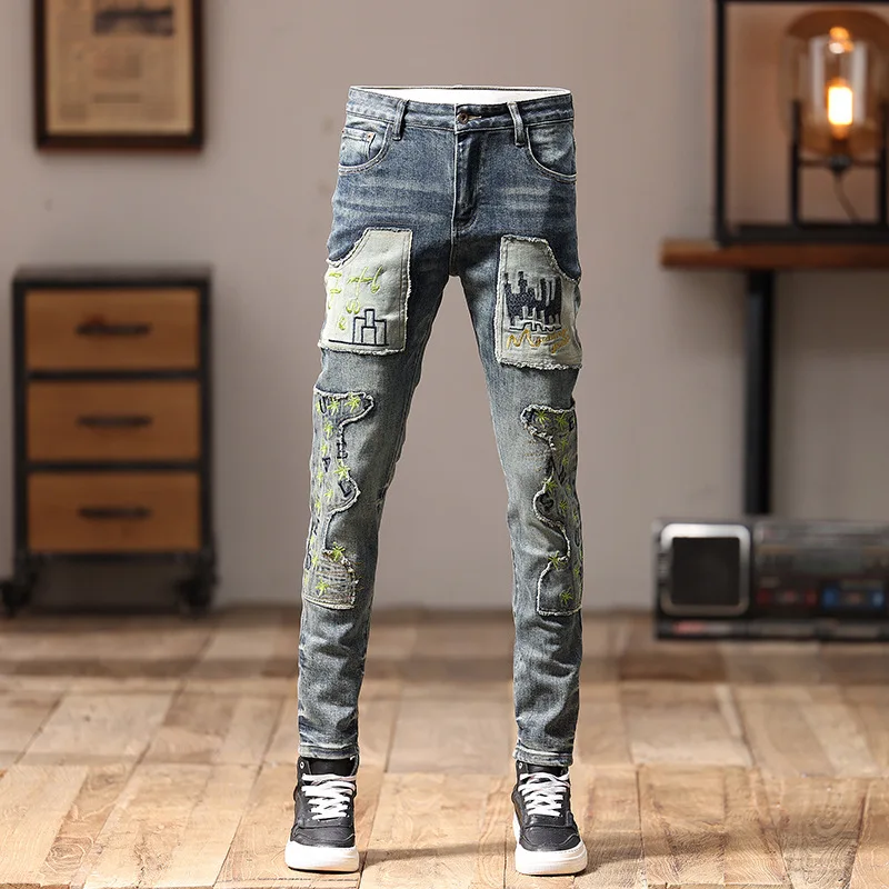 Jeans da uomo con cuciture Patchwork moda e bei pantaloni da moto con personalità ricamata a gamba dritta Slim Fit da strada