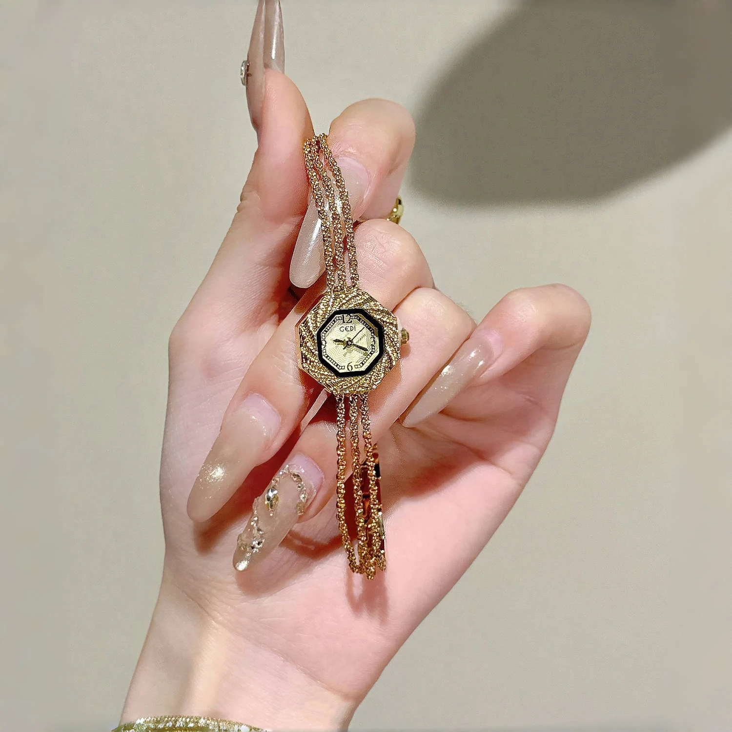 جديد خمر المرأة ساعات كوارتز فاخرة الراقية الذهب سلسلة السيدات ساعات يد شخصية الإبداعية المرأة ساعة مجوهرات