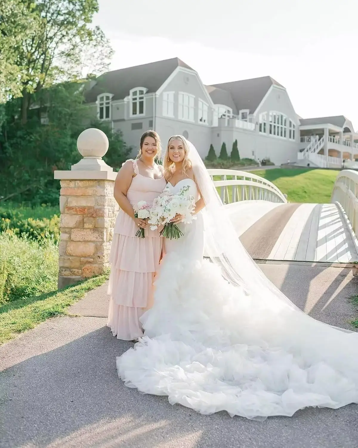 فستان وصيفة العروس طويل بطبقات على شكل حرف a للنساء من الشيفون فستان سهرة رسمي مع شق أنيق للنساء فستان بحمالات مكشكش