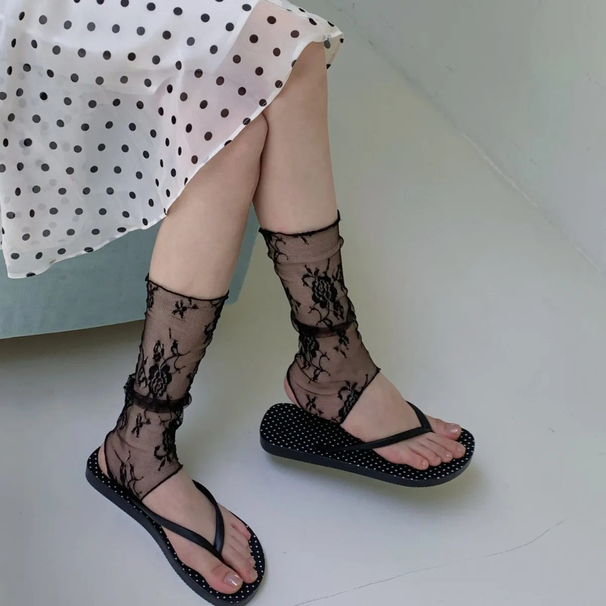 New Lace Jacquard Stepping Socks Summer Temperament Girls Breathable Retro Medium Tube Socks Wholesale