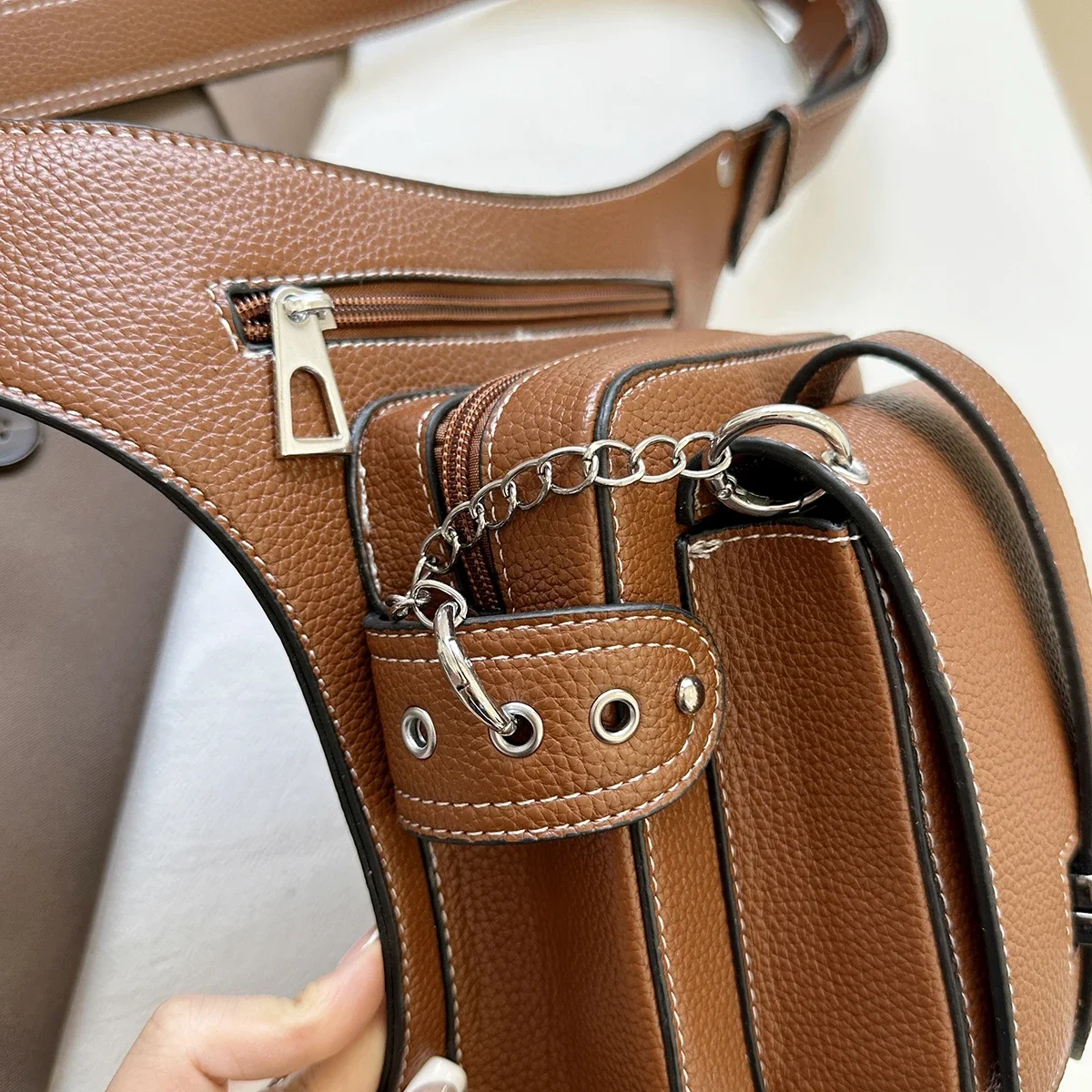 حقيبة خصر من البولي يوريثان عصرية للجنسين - لون صلب، جيوب متعددة، حزام قابل للتعديل للنزهات والتنقل والخطوات