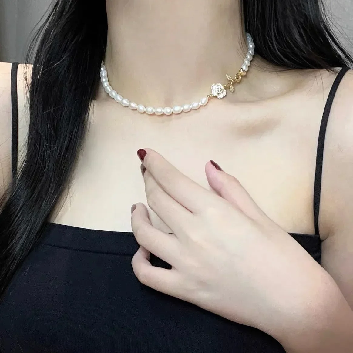 Dainashi Camellia Flower Charm Collarbone Necklaces for Women Girls 5-6mm Rice Shape Natural Freshwater Pearl Necklaces Jewelry