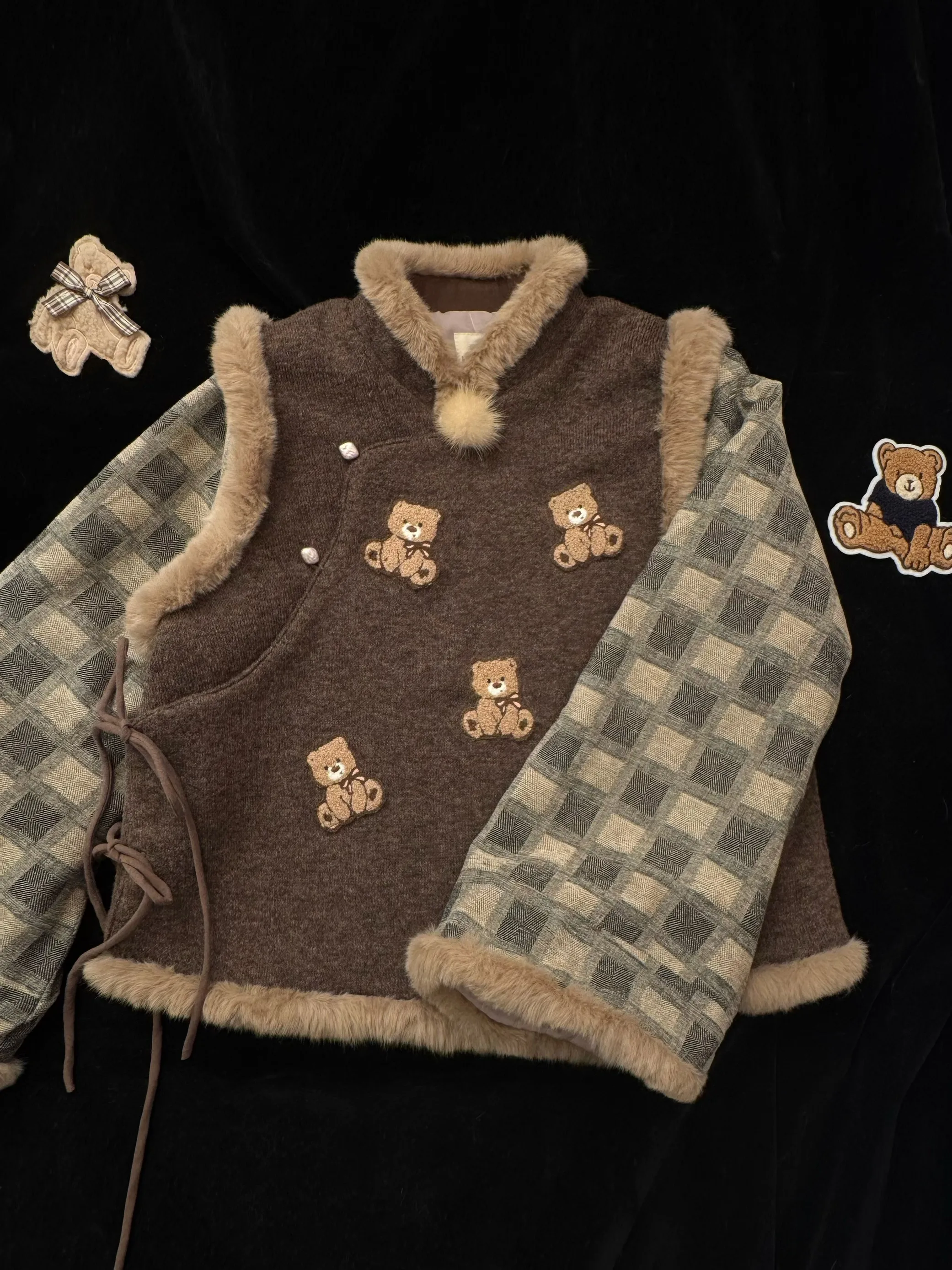 

Женская одежда Eden Original Girl: Новинка 2025 года – милый топ с мишкой, на хлопковой подкладке, в китайском стиле, имитация двухслойности, зимний вариант