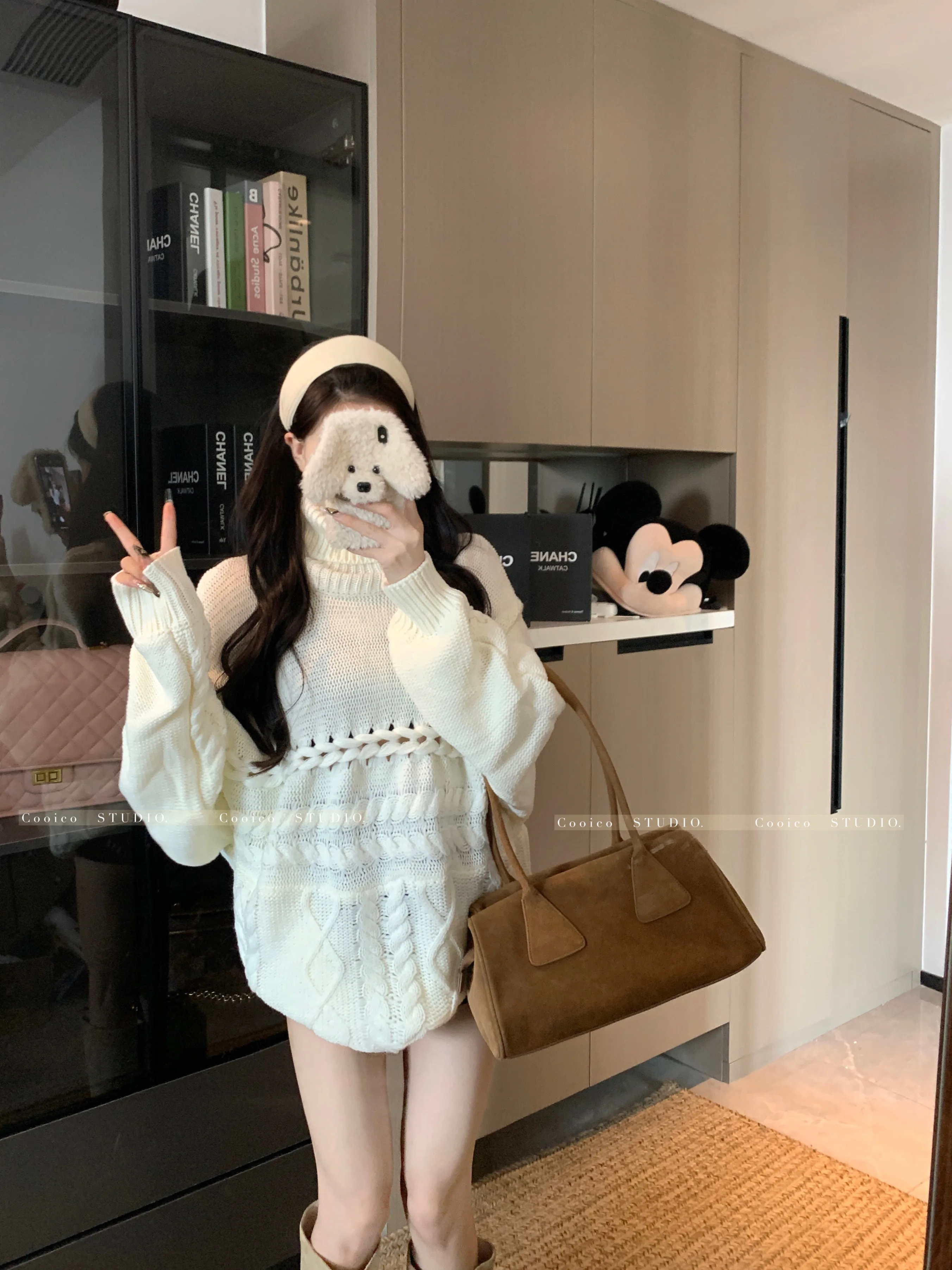 2024 New High-end Style Designed Advanced High Collar White Loose Outer Wear Lazy Mid-length Thick White Sweater for Women