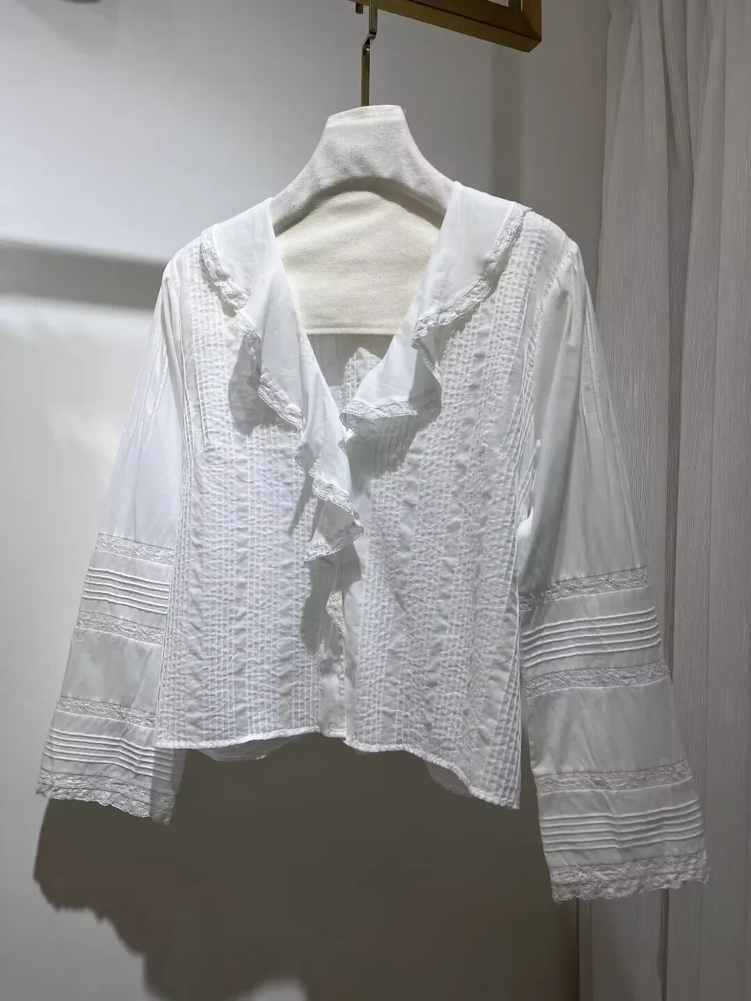 

Lace Embroidery Patchwork Women White Shirt Autumn Ruffles Spliced V-Neck Flare Sleeve Pleated Casual Female 100% Cotton Blouse