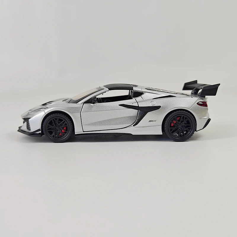 1: 32 simulation Chevrolet Corvette C8 ZR1X alloy car model, doors and engine hood, trunk can open has sound and lighting