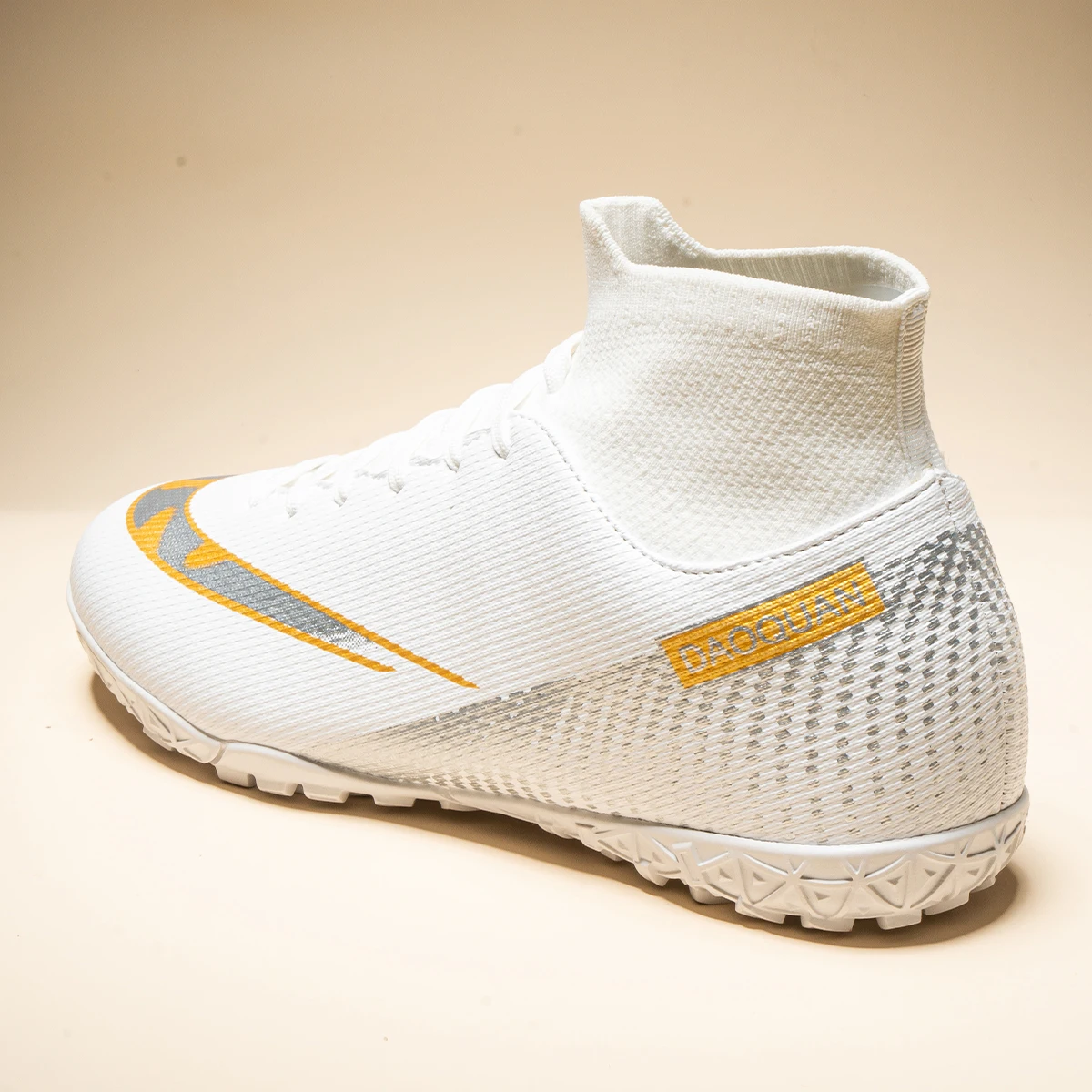 รองเท้าฟุตบอลหุ้มข้อคุณภาพสูง พร้อมปุ่ม TF และปุ่ม FG แบบยาว มีให้เลือกสองสีสำหรับทั้งผู้ชายและผู้หญิง