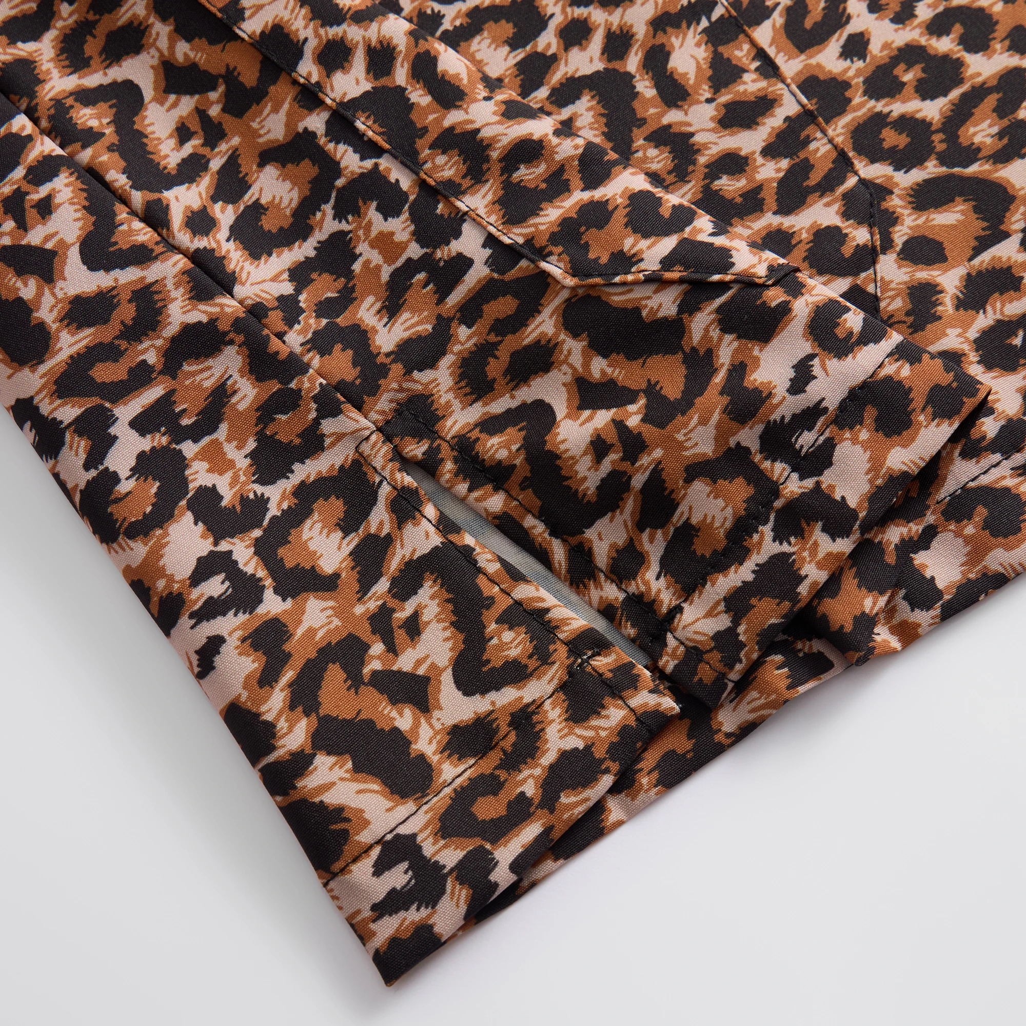 【Fun】Women Scrub Top Leopard Print Stretchy T-shirt Clothing for Nurse Dentist Pre-school Teacher Workwear Surgical Uniform