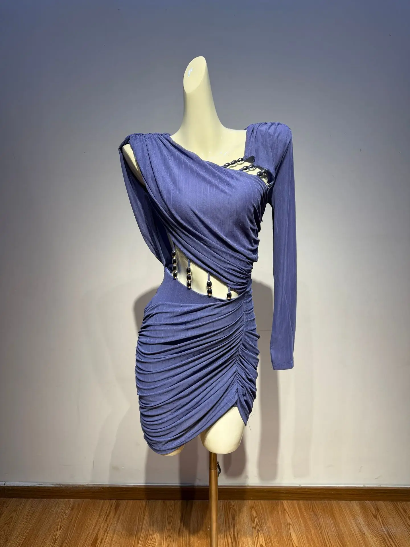 فستان نسائي فاخر مثير موديل 2025 بكتف واحد وأكمام طويلة مقصوص باللون الأرجواني فستان أنيق للحفلات المسائية والنوادي #4