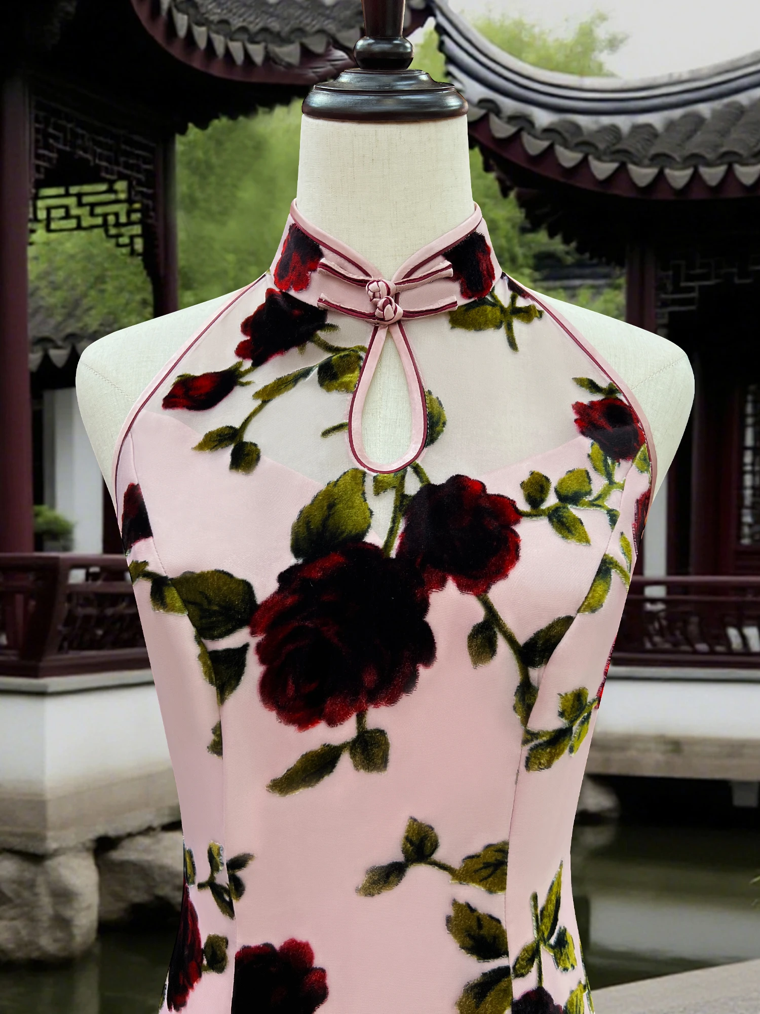 النمط الصيني الجديد تحسين تشيباو تنورة طويلة المخملية الوردية بلا أكمام مطبوعة تنورة ذيل السمكة ضئيلة