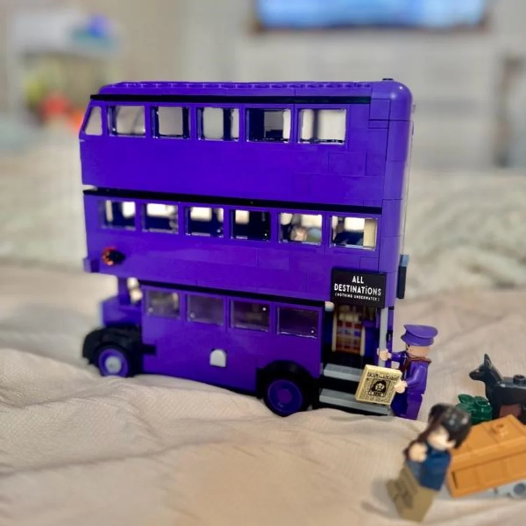 

2026 499 деталей Конструктор «Автобус приключений рыцарей Диснея» по мотивам фильмов, модель автомобиля, игрушка на Рождество и День рождения, для семейного декора и подарков