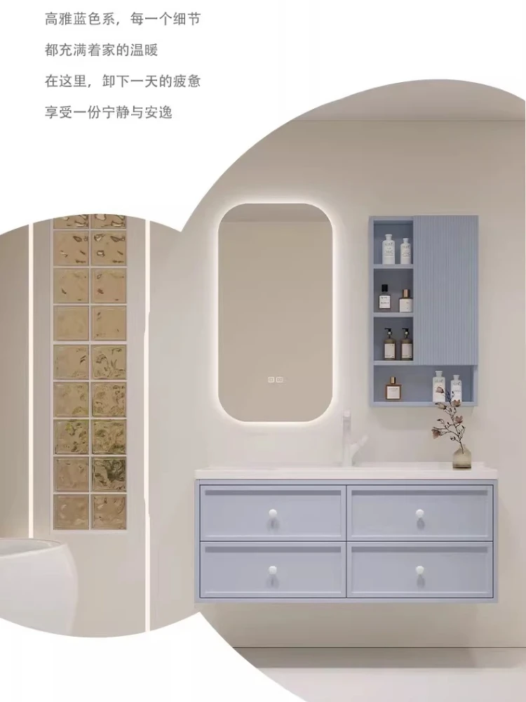 

Кремово-синяя тумба для ванной комнаты в стиле «Дофамин» с интегрированной раковиной из изогнутой каменной плиты и унитазом