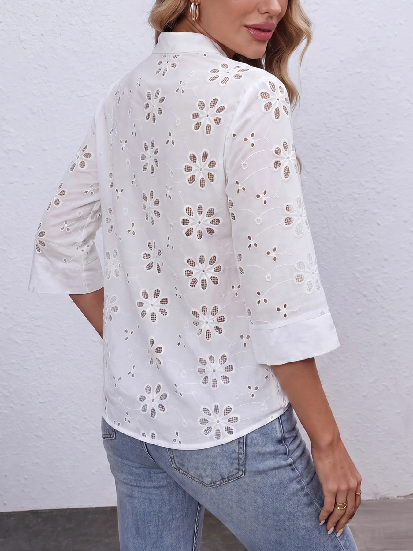 Damen-Hemdbluse aus 100% Baumwolle mit V-Ausschnitt und Knopfleiste sowie französischer Lochstickerei – Detail 3