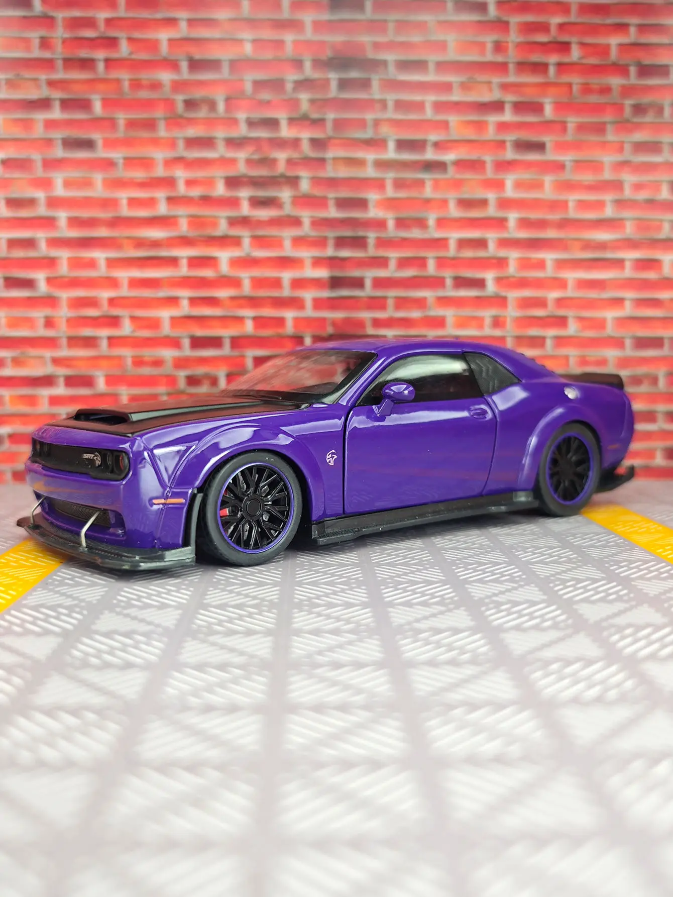 

1:32 SRT Modified Alloy Car Model Racing has simulated sound and lighting functions with can be given as a gift to friends