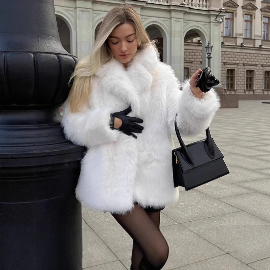 

Женское роскошное белое пальто из искусственного меха | Утепленная зимняя куртка оверсайз с воротником-стойкой