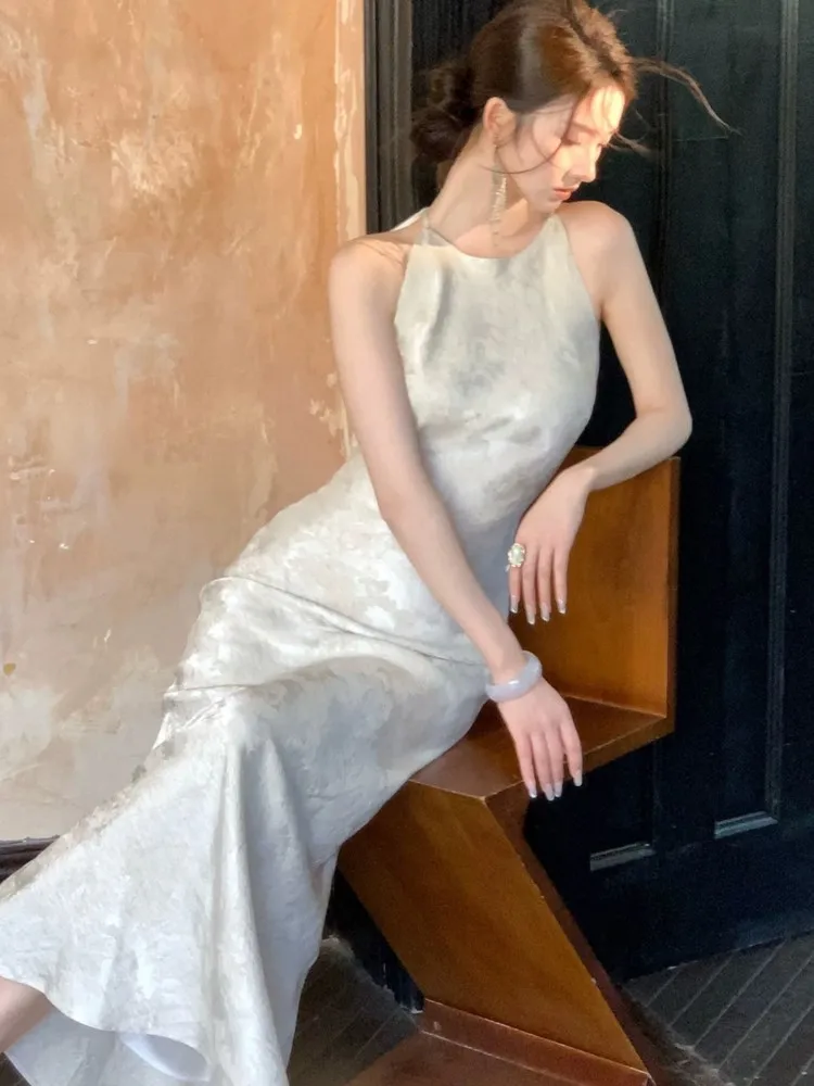 المرأة الأنيقة البيج الساتان Bodycon السباغيتي حزام فساتين الصيف موضة جديدة مثير بلا أكمام فستان طويل مساء فستان حفلات