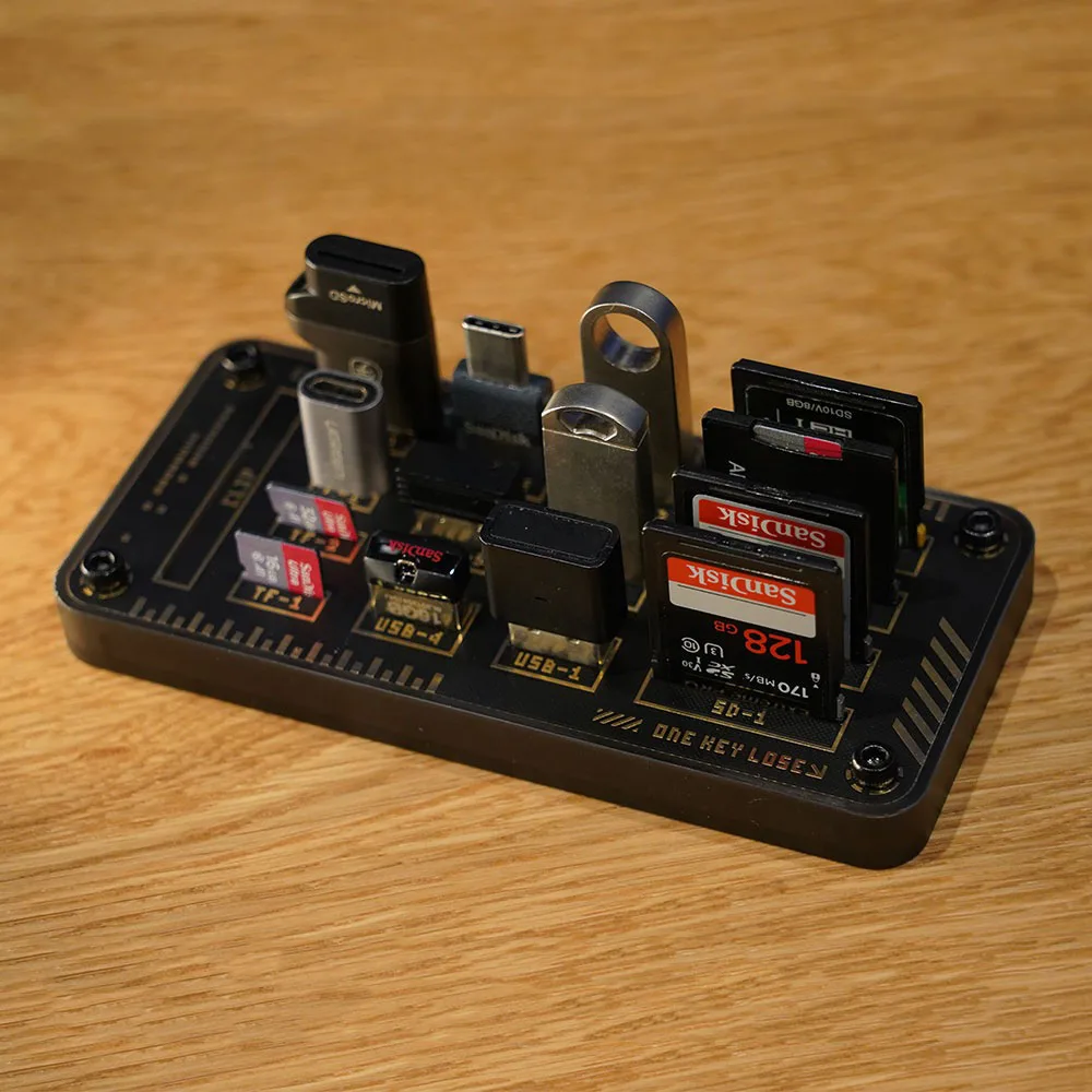 U Disk TF SD Card Storage Box scheda di memoria Cyberpunk Retro Wood Desktop Ornament Desk Gadget decorazione della tavola accessori regalo