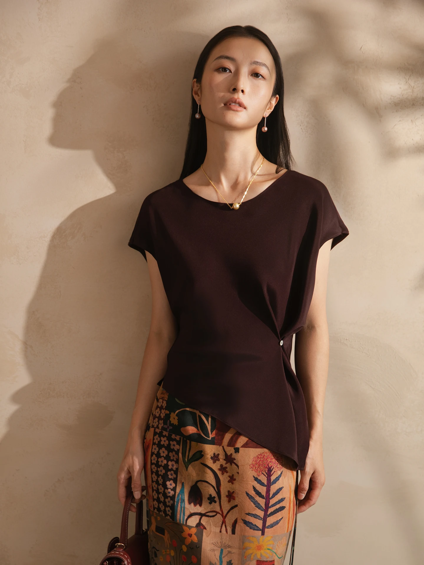 

Новая женская летняя блузка из шелка (органический шелк) свободного кроя для повседневной носки, однотонная, с асимметричным дизайном на пуговицах