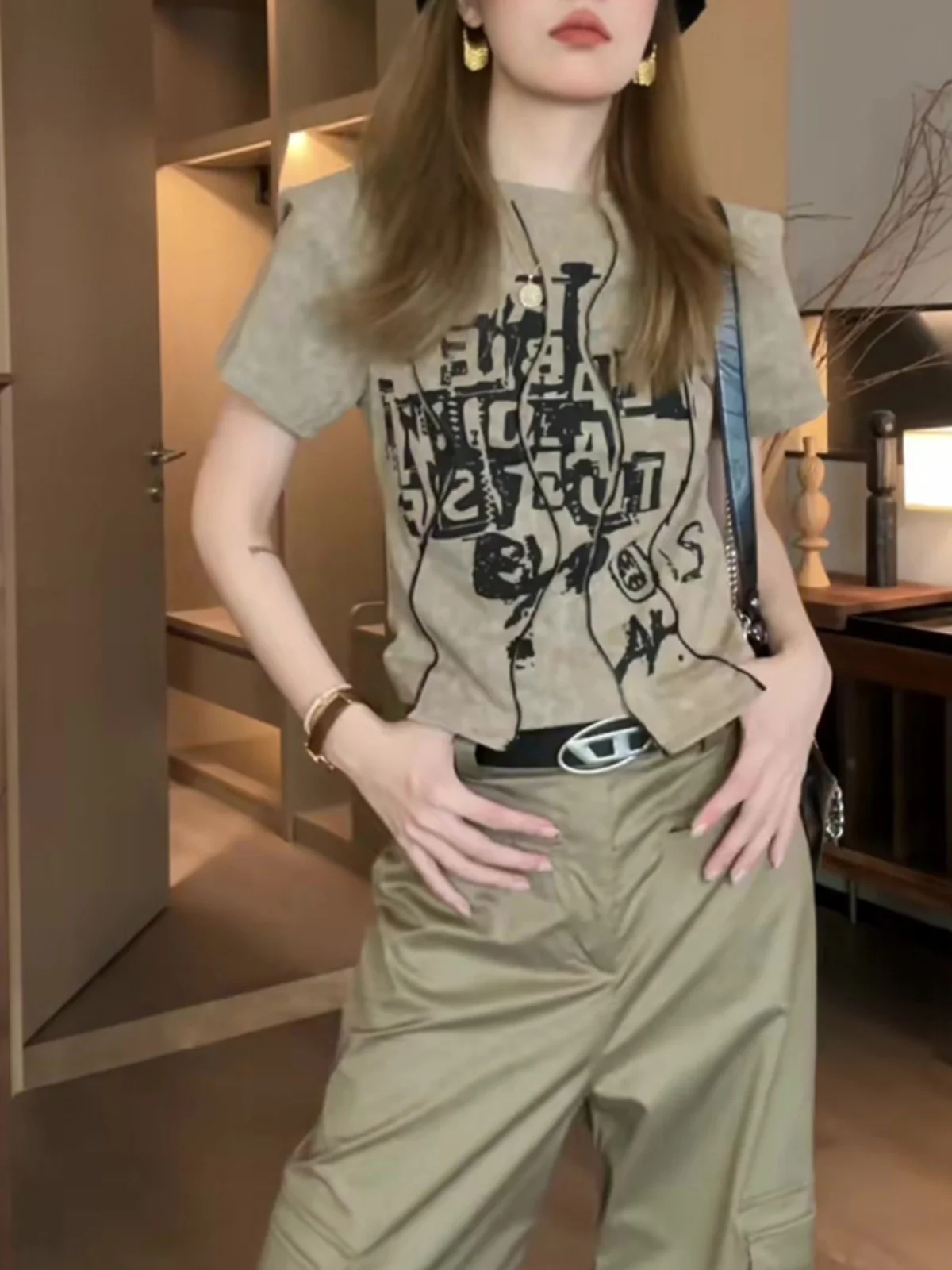 

Waed ort Sve round Ne T-irt Women's American Design Asymmetrical Letter Print ort Body ape Slim Summer Top