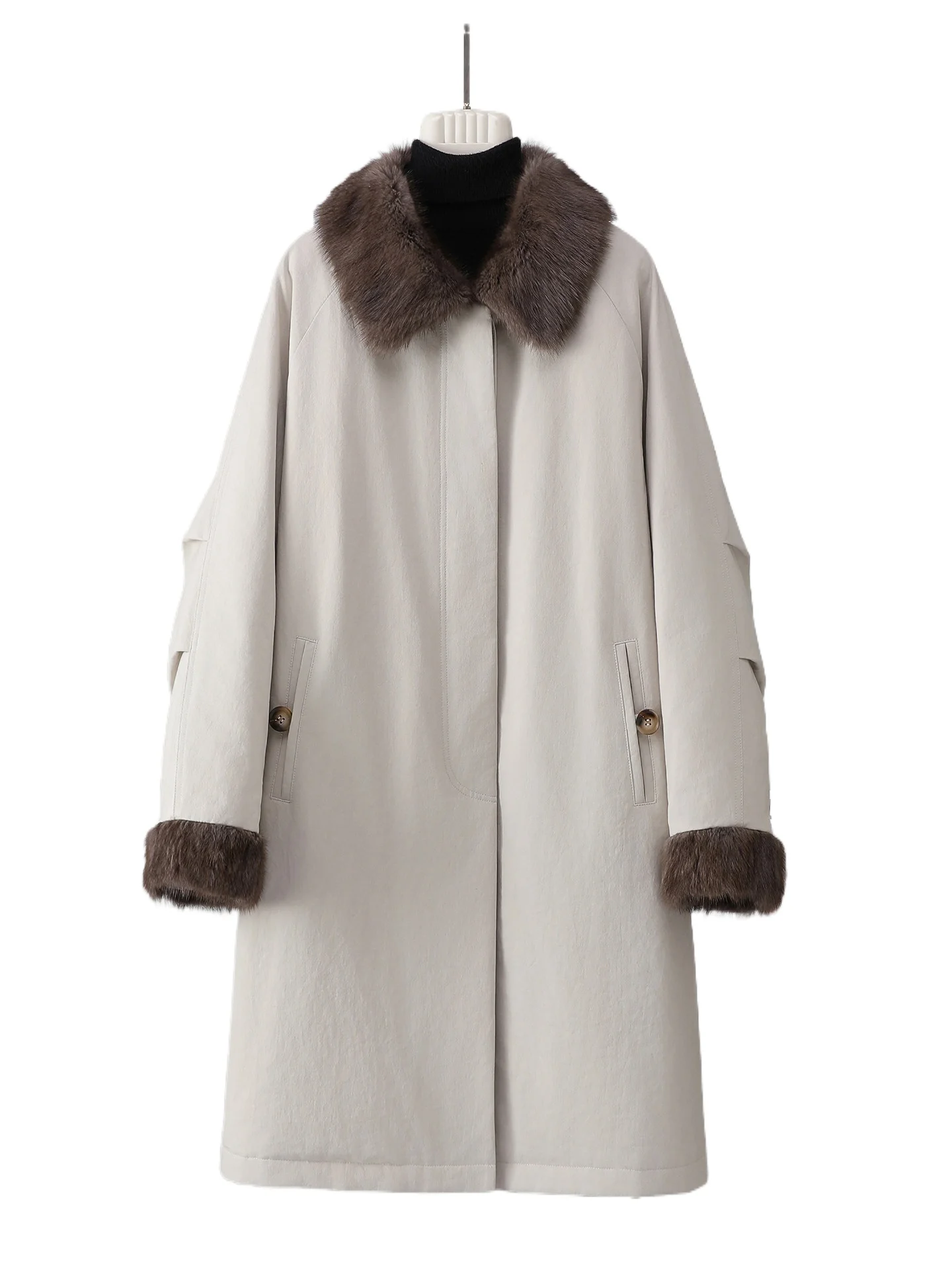 

Элитная оригинальная женская удлиненная парка-пуховик из белого гусиного пуха 90% с отделкой из меха норки Green Root, в стиле барн-коттл.