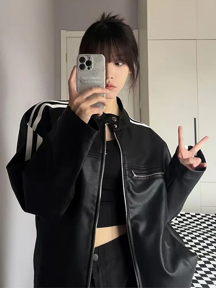 Giacca Nera da Donna con Colletto Rialzato, Stile Motociclista Americano, Design Slim Fit, Cappotto Corto in Pelle PU, Motivo a Righe