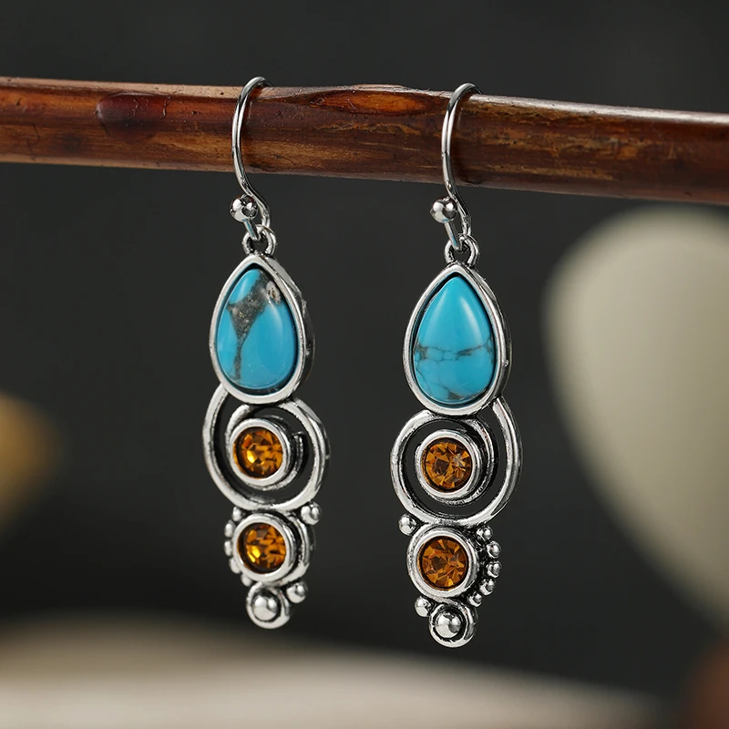 Elegante Ohrringe im Bohemian-Stil mit synthetischem Türkis und silbernem Anhänger für Damen, modischer Charme, Schmuckzubehör für Bankette und Urlaub