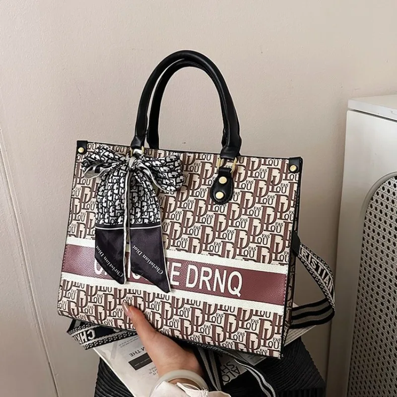 حقيبة يد احترافية للسيدات بتصميم مناسب لبيئة العمل وثقافة الشركات أنيقة