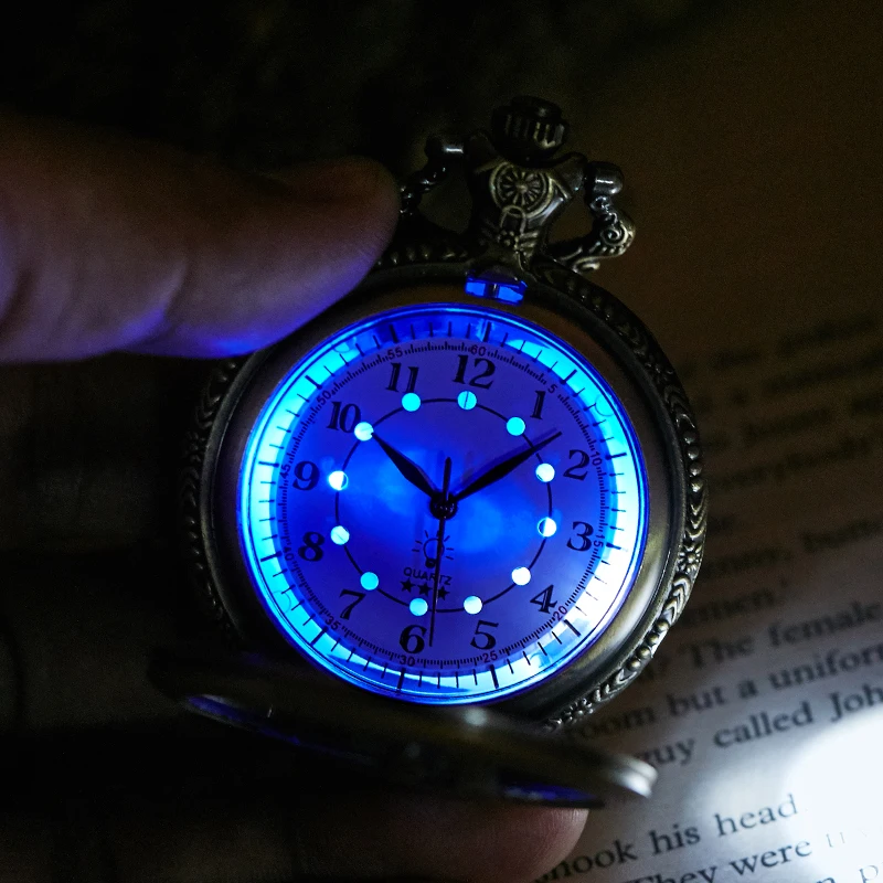 BENNEVIS Nightmare Before Christmas Collana flash LED blu luminoso Orologio vintage Orologio da tasca al quarzo luminoso in bronzo antico