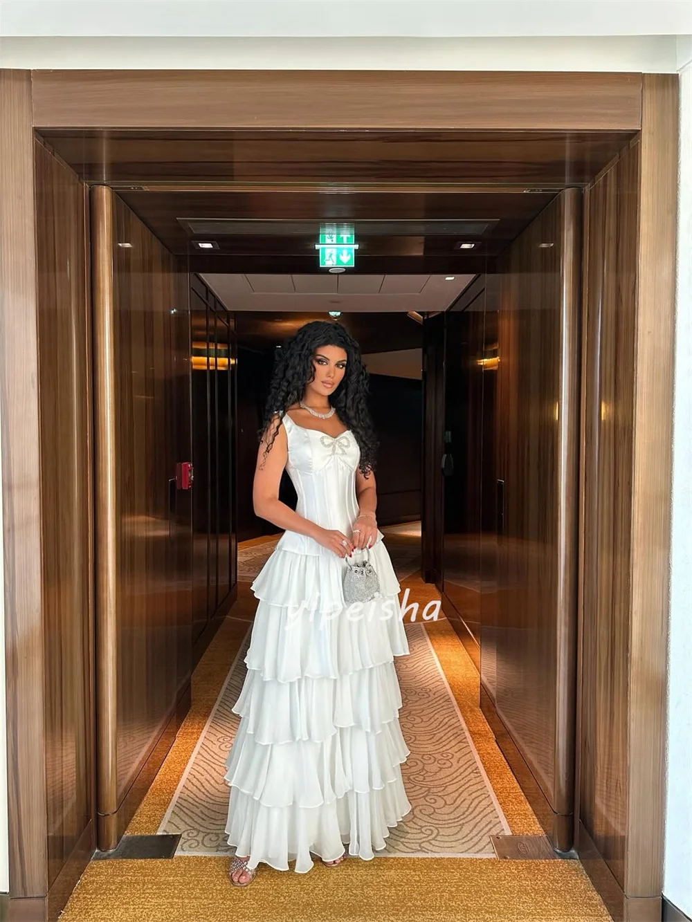 ที่กำหนดเองคุณภาพสูงแฟชั่นชีฟองชั้นไรน์สโตนโบว์ตรงสายรัดปาเก็ตตี้ชุดยาวสั่งทำพิเศษชุดโอกาส